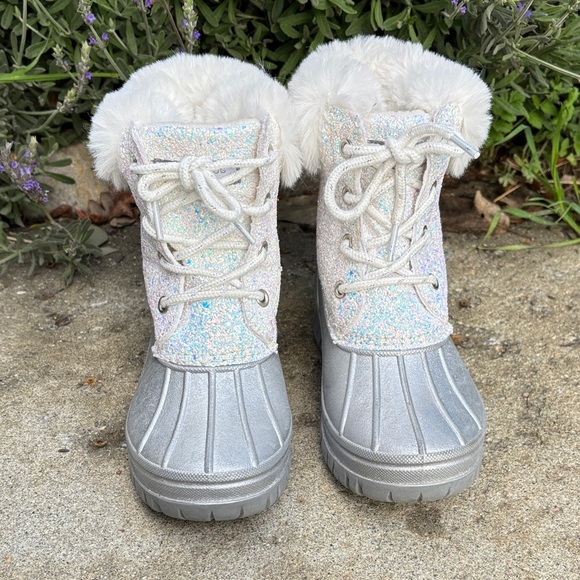 London Fog Lil Tadley duck boot in white glitter and silver.  EUC - Picture 2 of 9